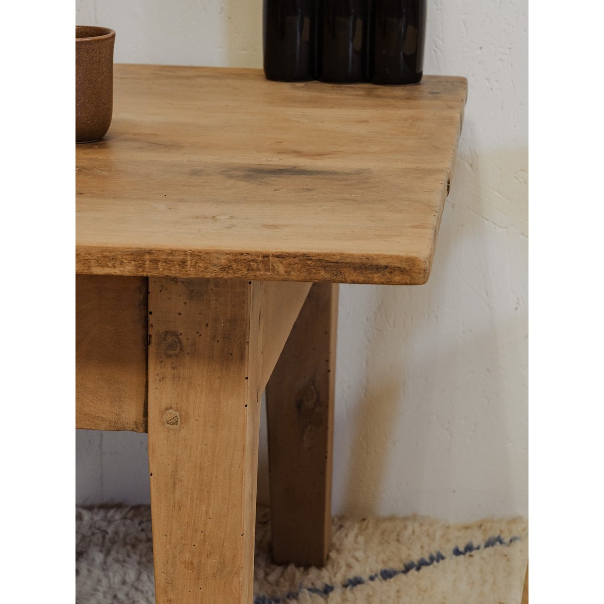 Table basse en noyer Léonie N°899 - Bon état bois clair, DEBONGOUT