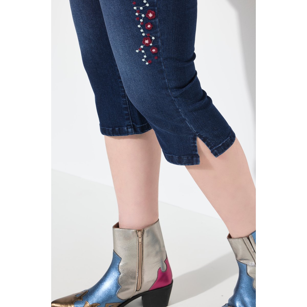Corsaire en jean Sarah. Broderies florales bleu jean, ULLA POPKEN