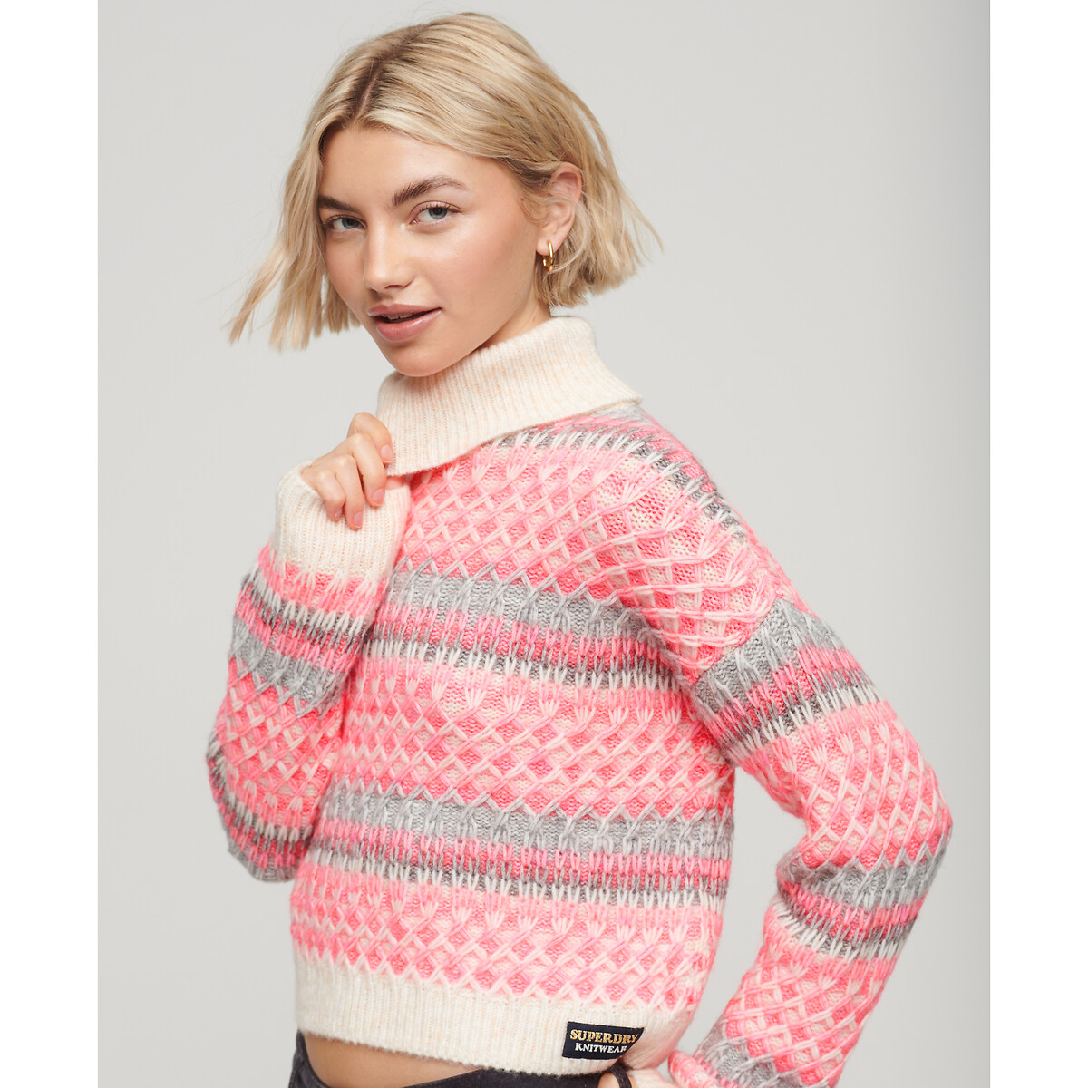 Pull col roulé crop à motifs graphiques ecru/rose, SUPERDRY