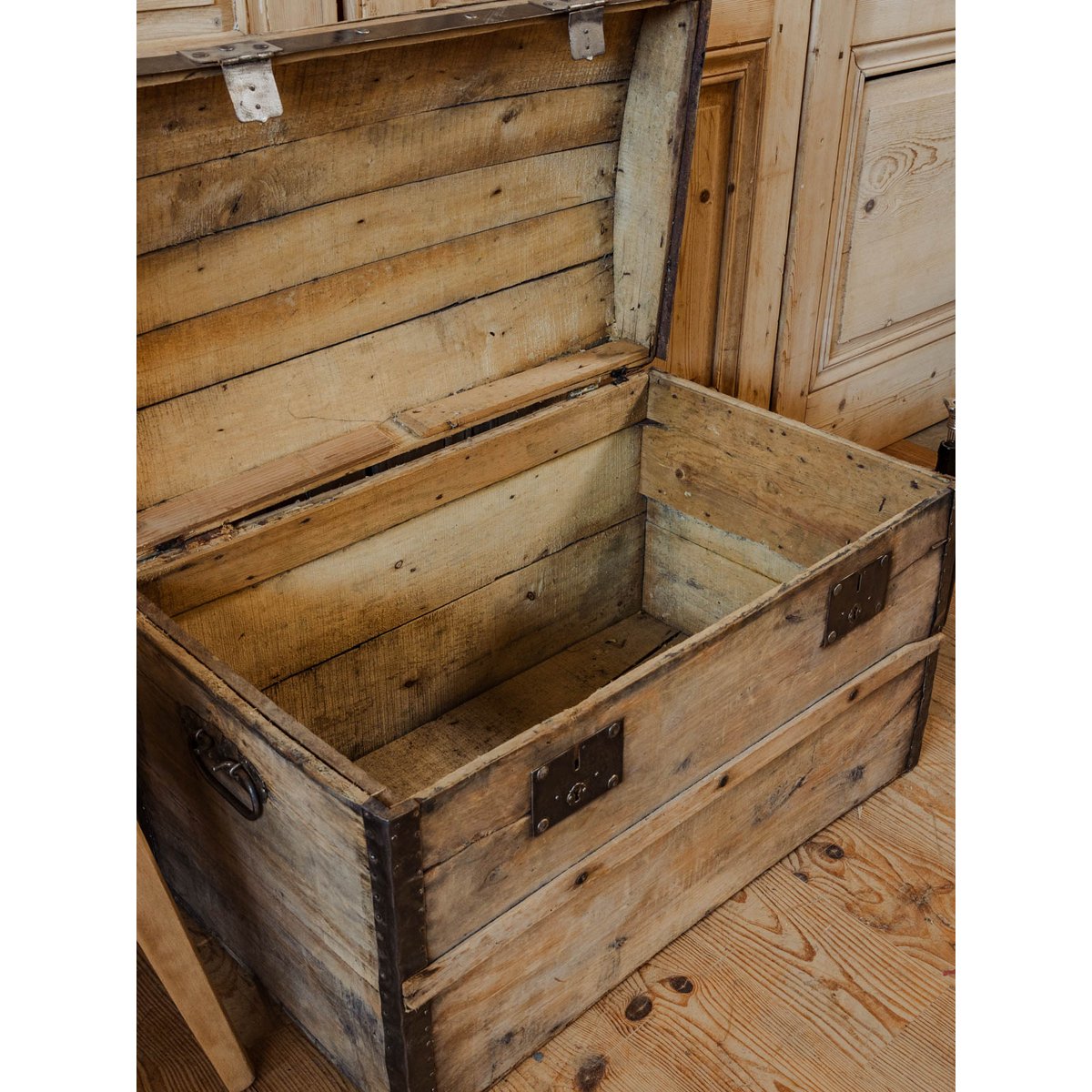 Malle en bois Lucienne N°302 - Bon état bois clair, DEBONGOUT