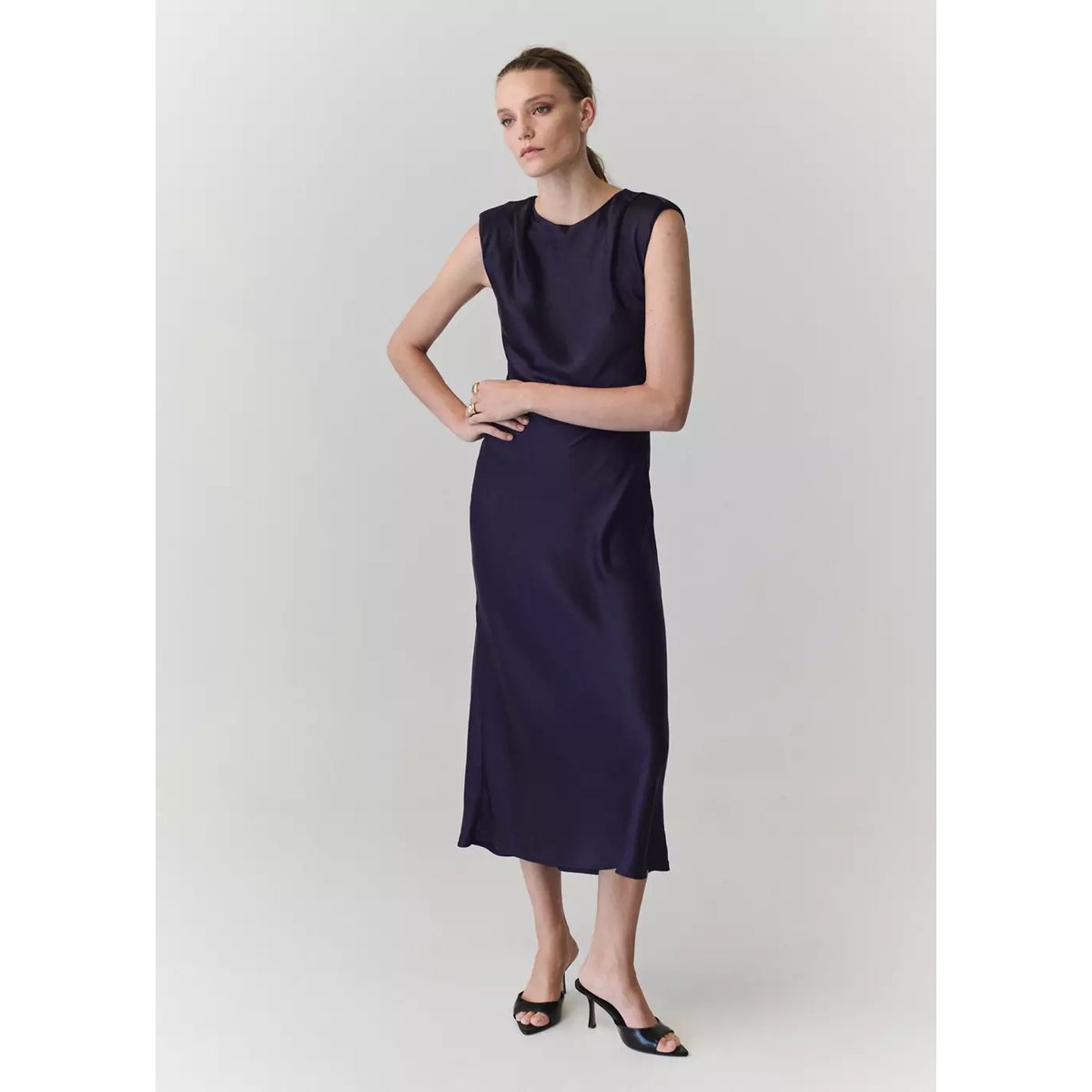 Robe satinée épaulettes bleu nuit, MANGO