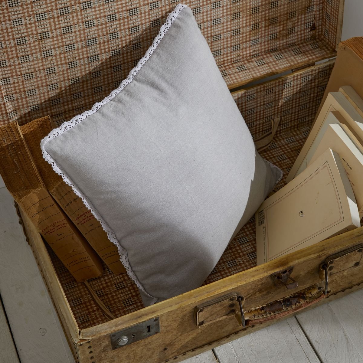 Coussin déhoussable finition dentelle coton uni CHARME gris, TODAY