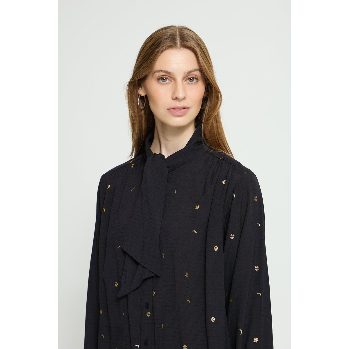 Chemise à manches longues noir black w. gold foil, ICHI