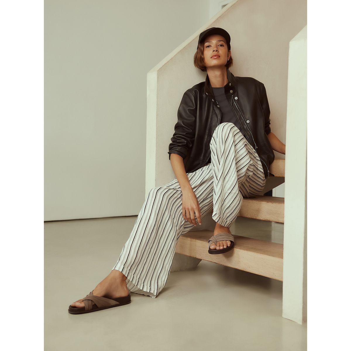 Pantalon large en lin n.premium rayure écru/chocolat, NEXT