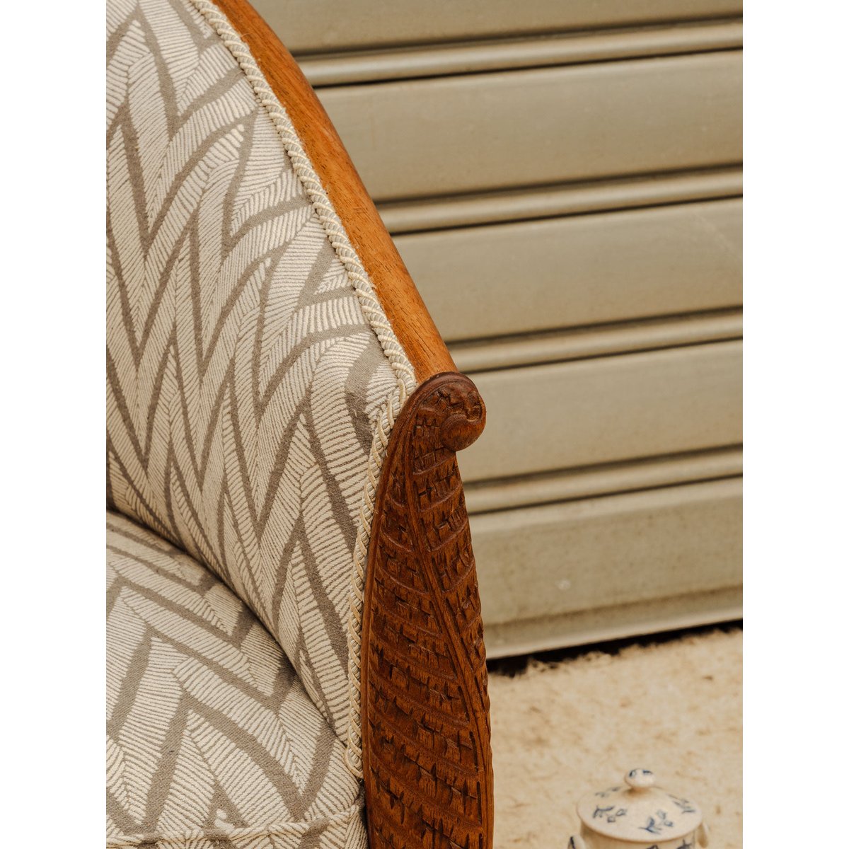 Fauteuil en tissu blanc à motifs Ernest N°1645 - Bon état blanc, DEBONGOUT
