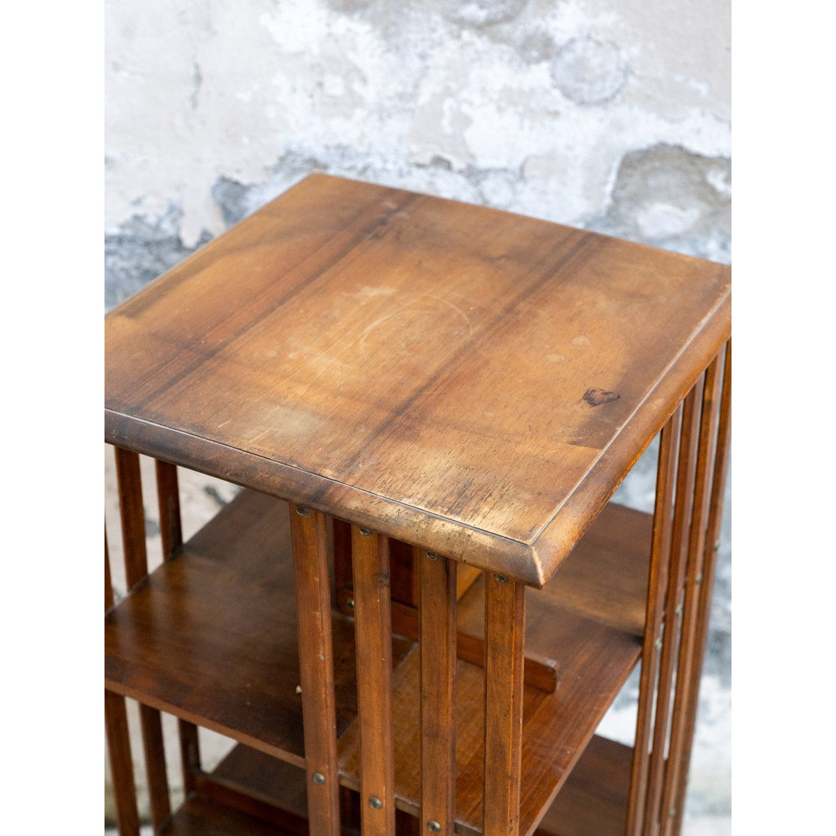 Bibliothèque tournante en bois foncé Madeleine N°748 - Bon état bois foncé, DEBONGOUT