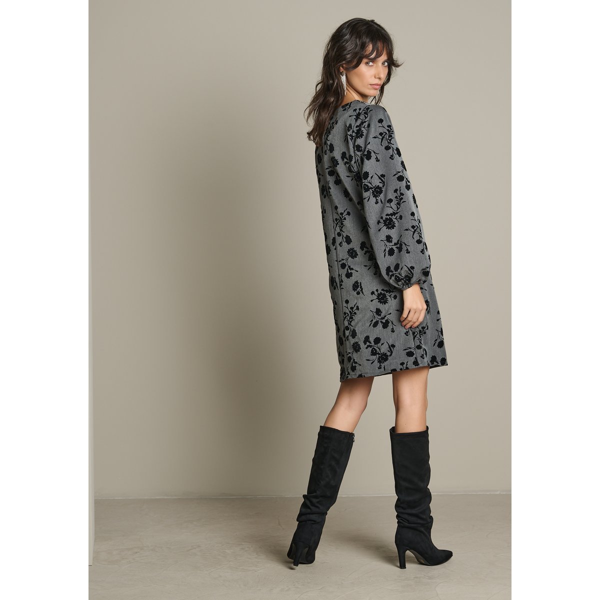Robe courte à motif floral gris, LOLALIZA