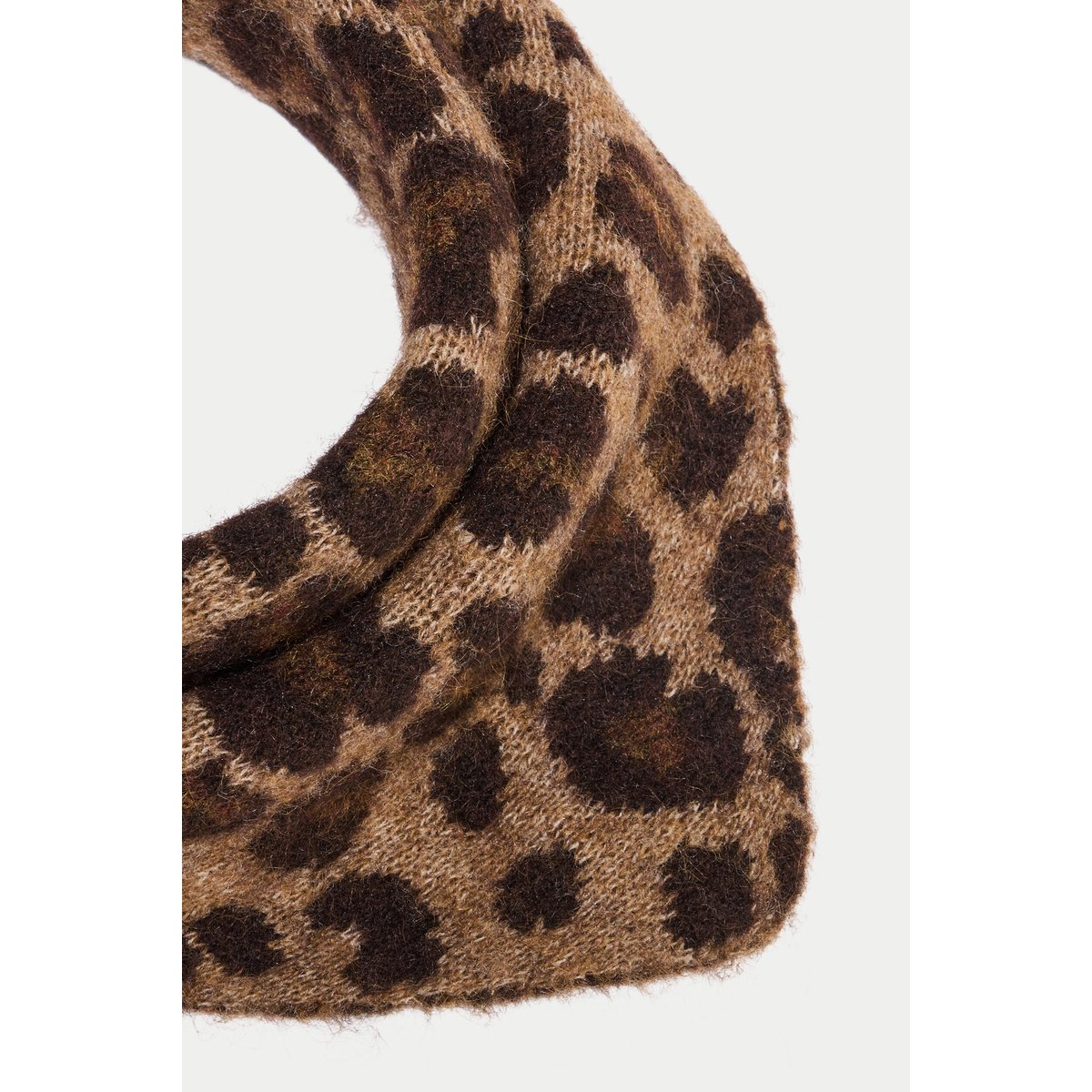 Foulard noir, CACHE CACHE