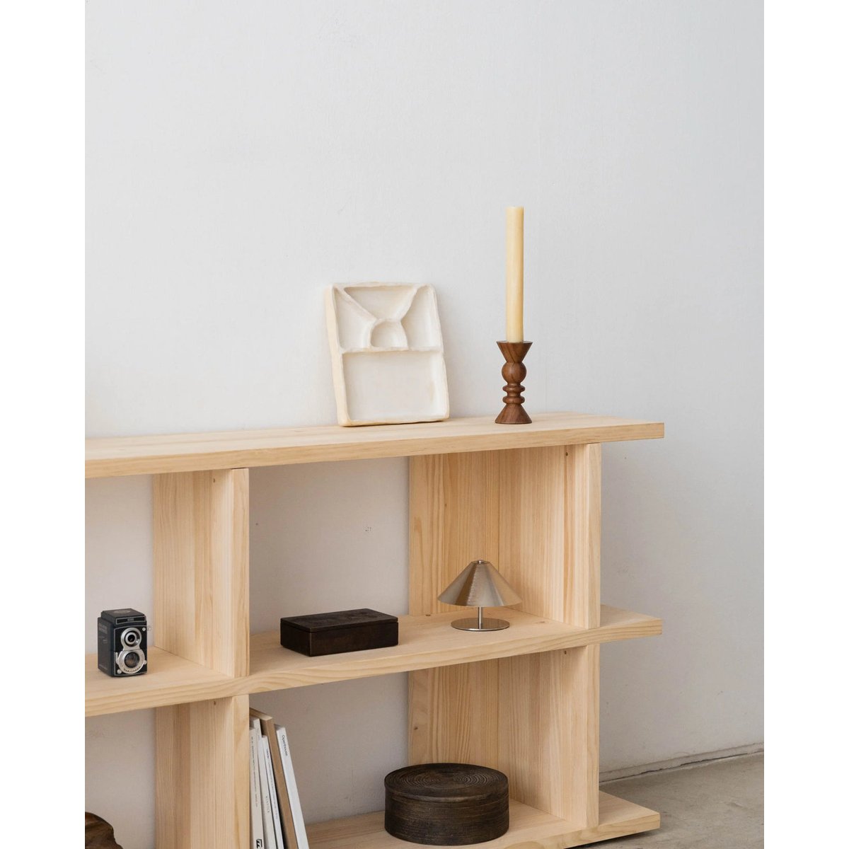 Bibliothèque en pin massif verni MONTGÓ 2x2 bois clair, NAAN FURNITURE