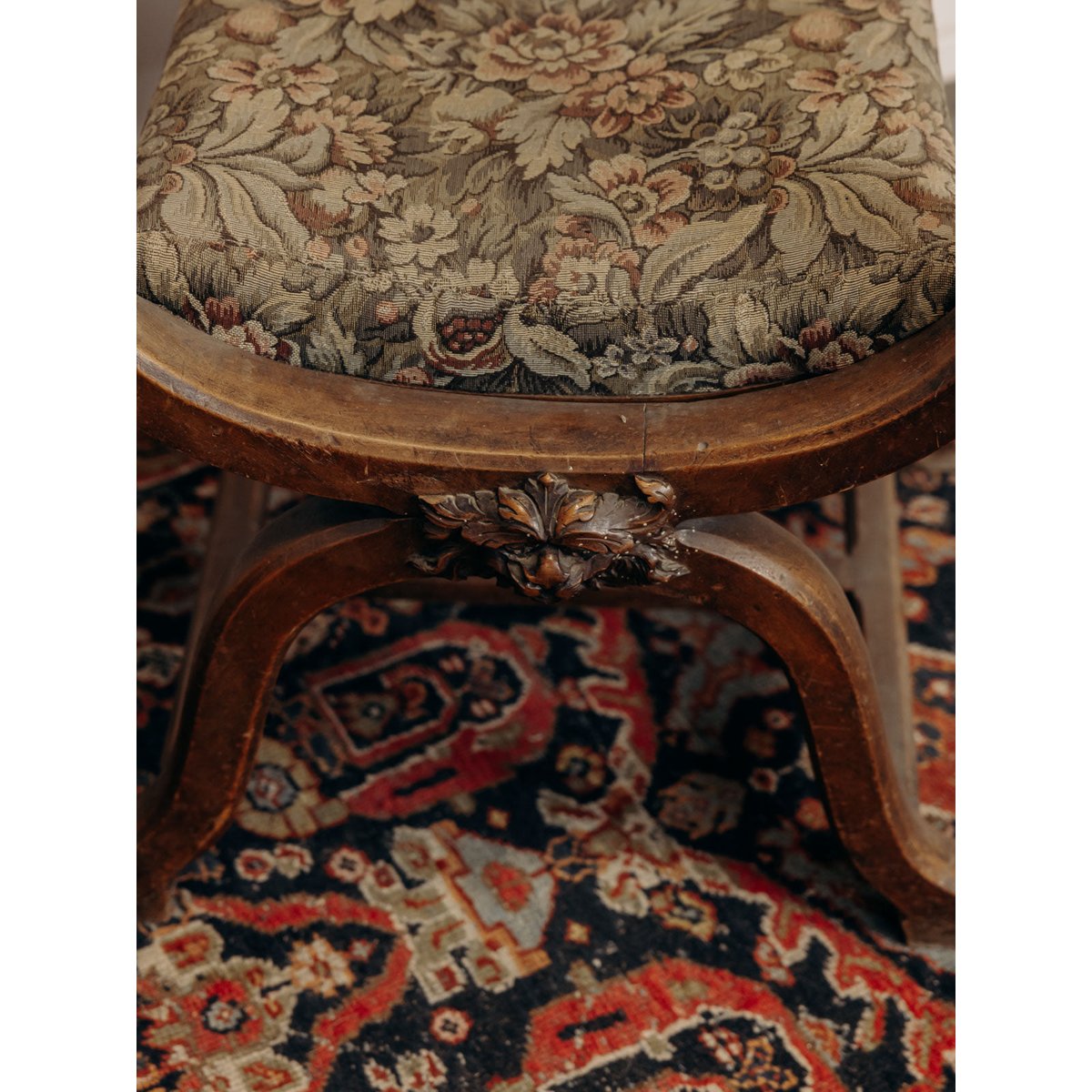 Grand fauteuil en bois sculpté et tapisserie florale Ernest N°1608 - Bon état bois foncé, DEBONGOUT