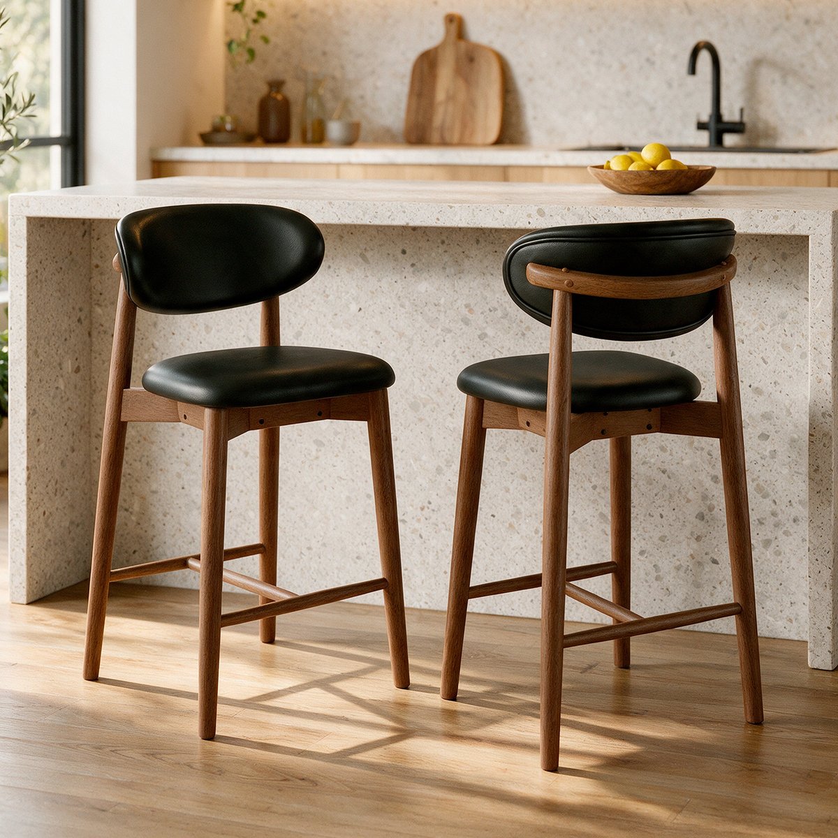 Lot de 2 chaises pour ilot central 64,5 cm en cuir et bois d'hévéa - YUNA noir, MAISON PAVANE