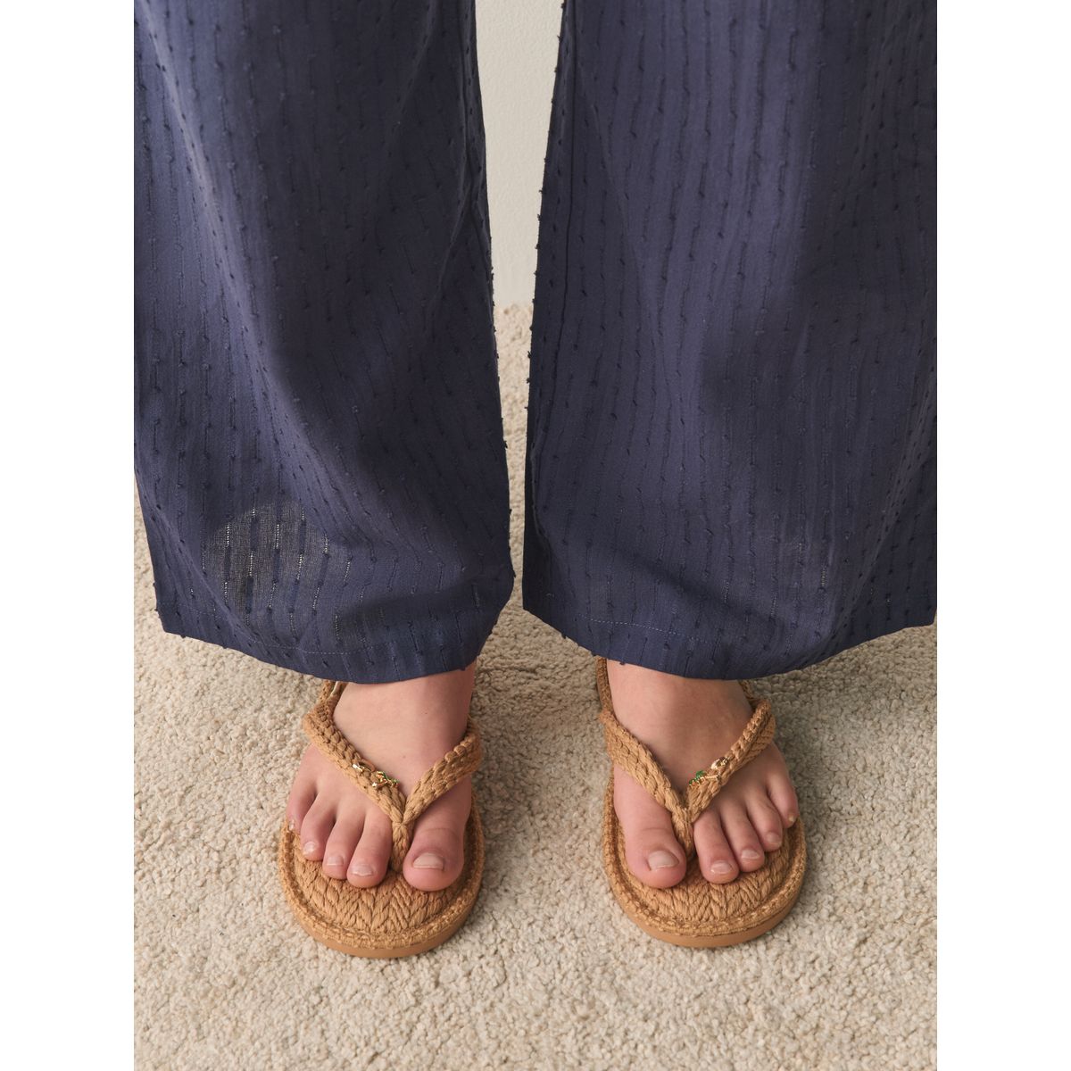 Chaussons-tongs avec breloque naturel, NEXT