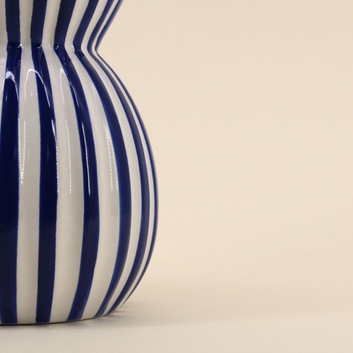 Vase céramique à rayures en relief, H19cm bleu, ORNAMI