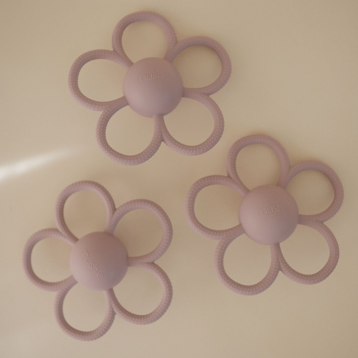 Jouet de dentition Marguerite violet, MUSHIE