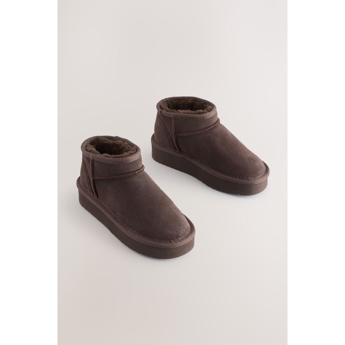 Bottes plates en daim imperméable fourrées marron chocolat, NEXT