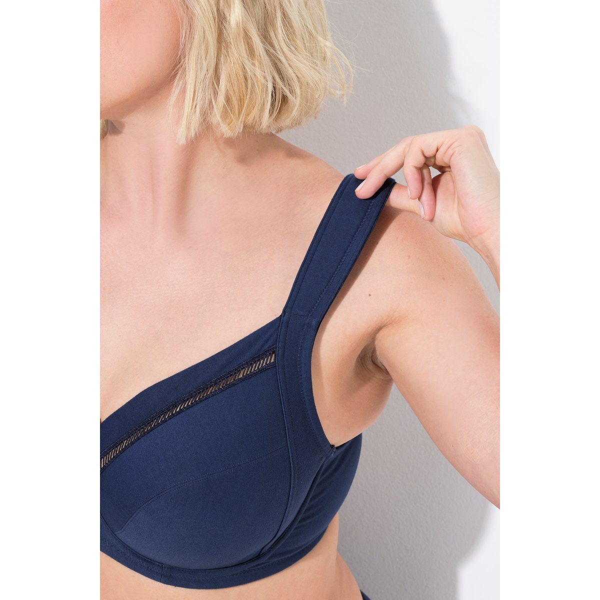 Soutien-gorge à armatures. Liserés bleu nuit, ULLA POPKEN