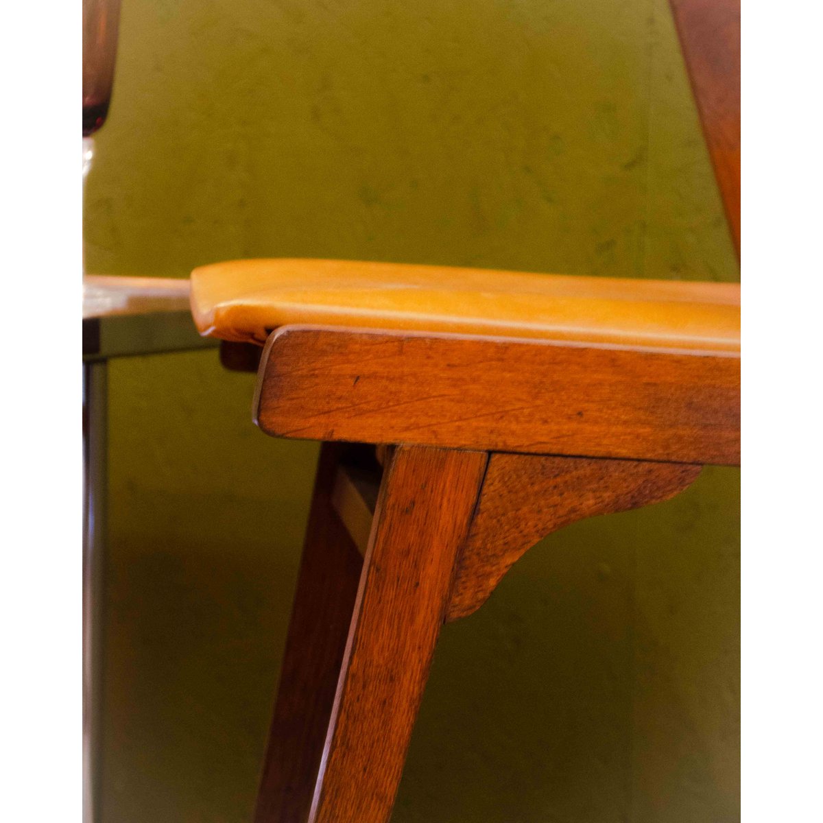 Chaise en bois Claude N°1587 - Bon état marron, DEBONGOUT