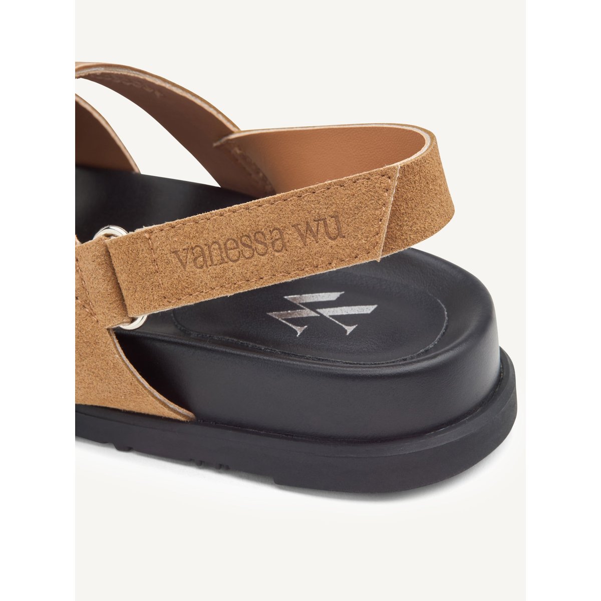 Sandales plates monogramme Sally marron camel, VANESSA WU