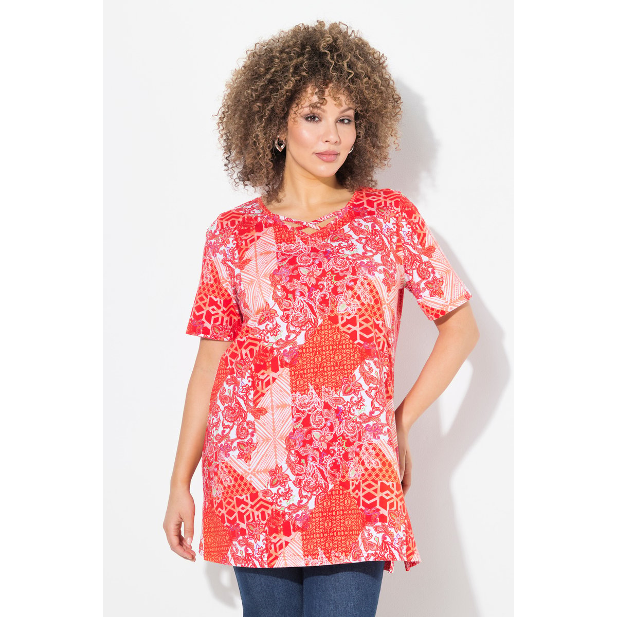 T-shirt long. Mélange d'imprimés. Col V et corail, ULLA POPKEN
