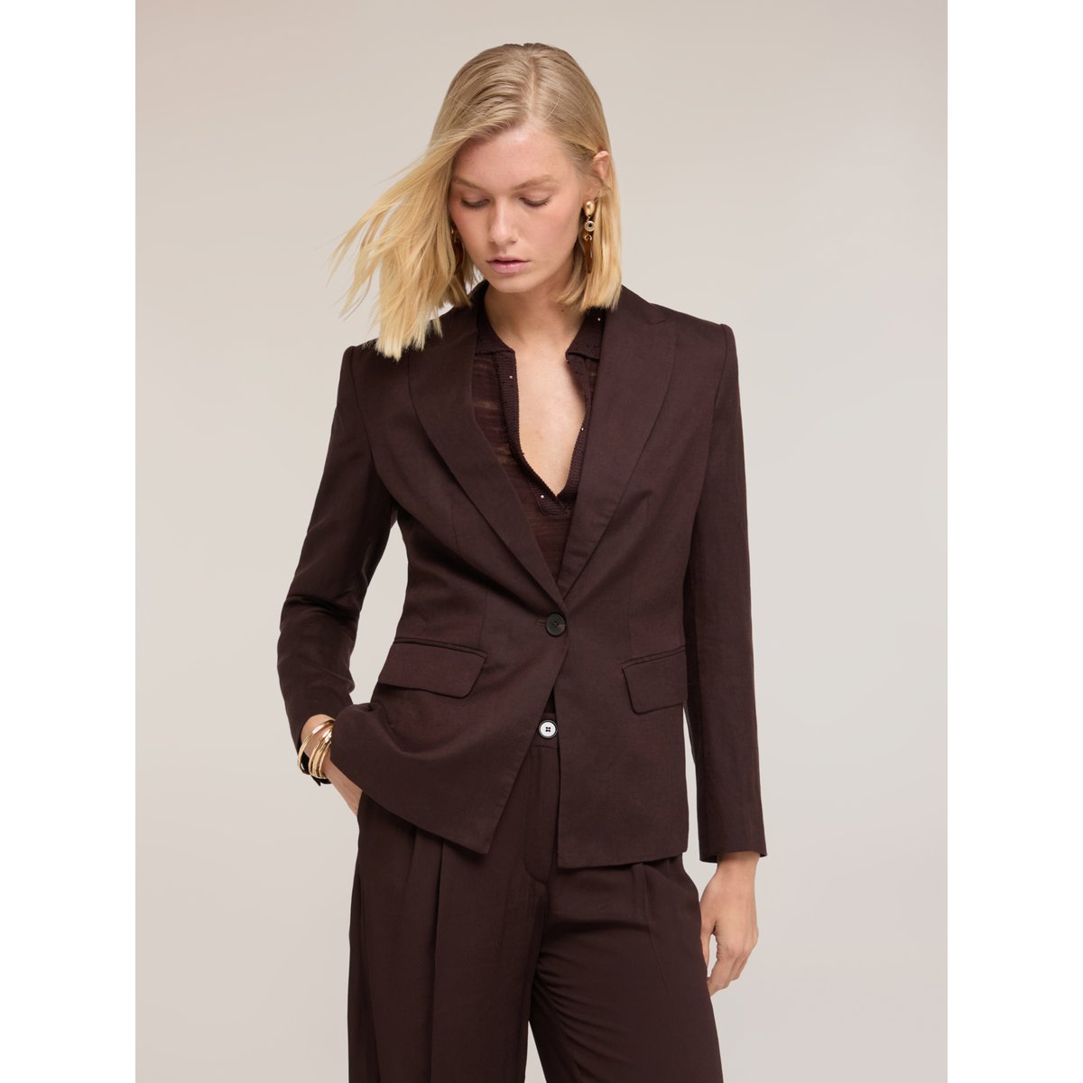Blazer marron, MOTIVI