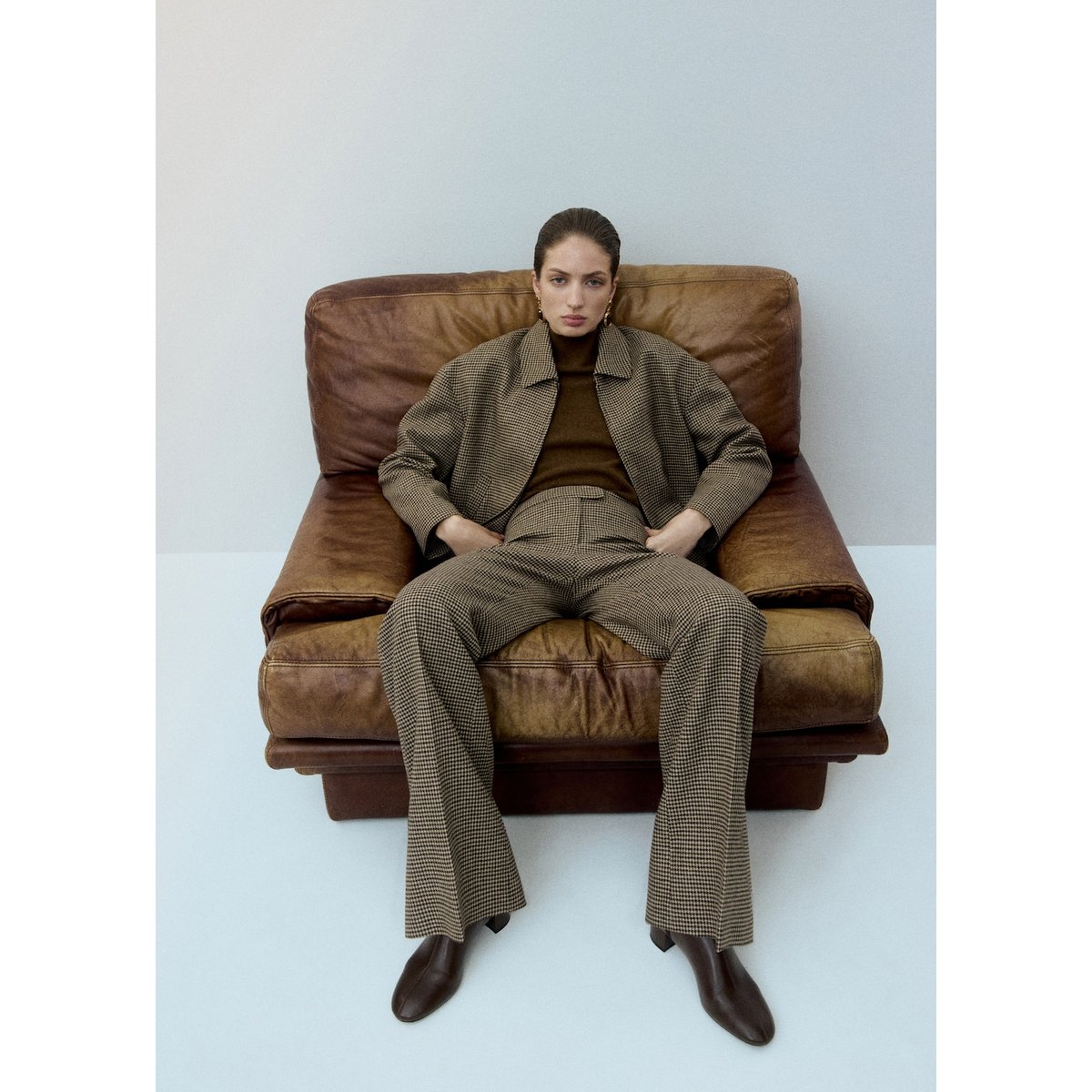 Pantalon en laine mélangée pied-de-poule marron moyen, MANGO