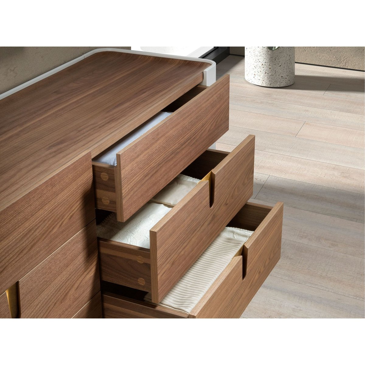 Commode en bois, acier poli doré et plateau en noyer beige | l'or | noyer, ANGEL CERDA