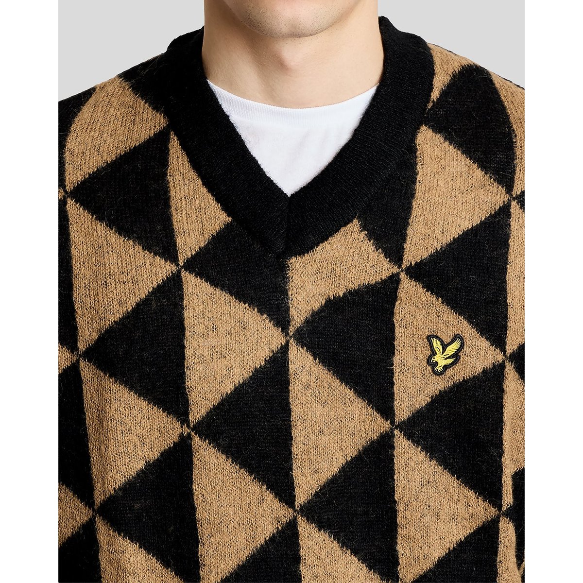 Pull jacquard triangle col V noir jais/ bourbon, LYLE & SCOTT