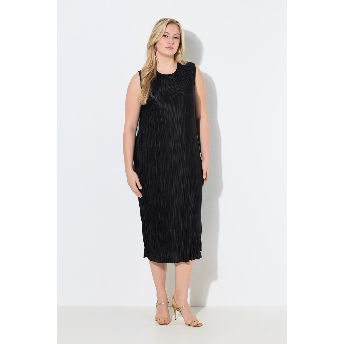 Robe midi plissée. Sans manches. Encolure noir, ULLA POPKEN
