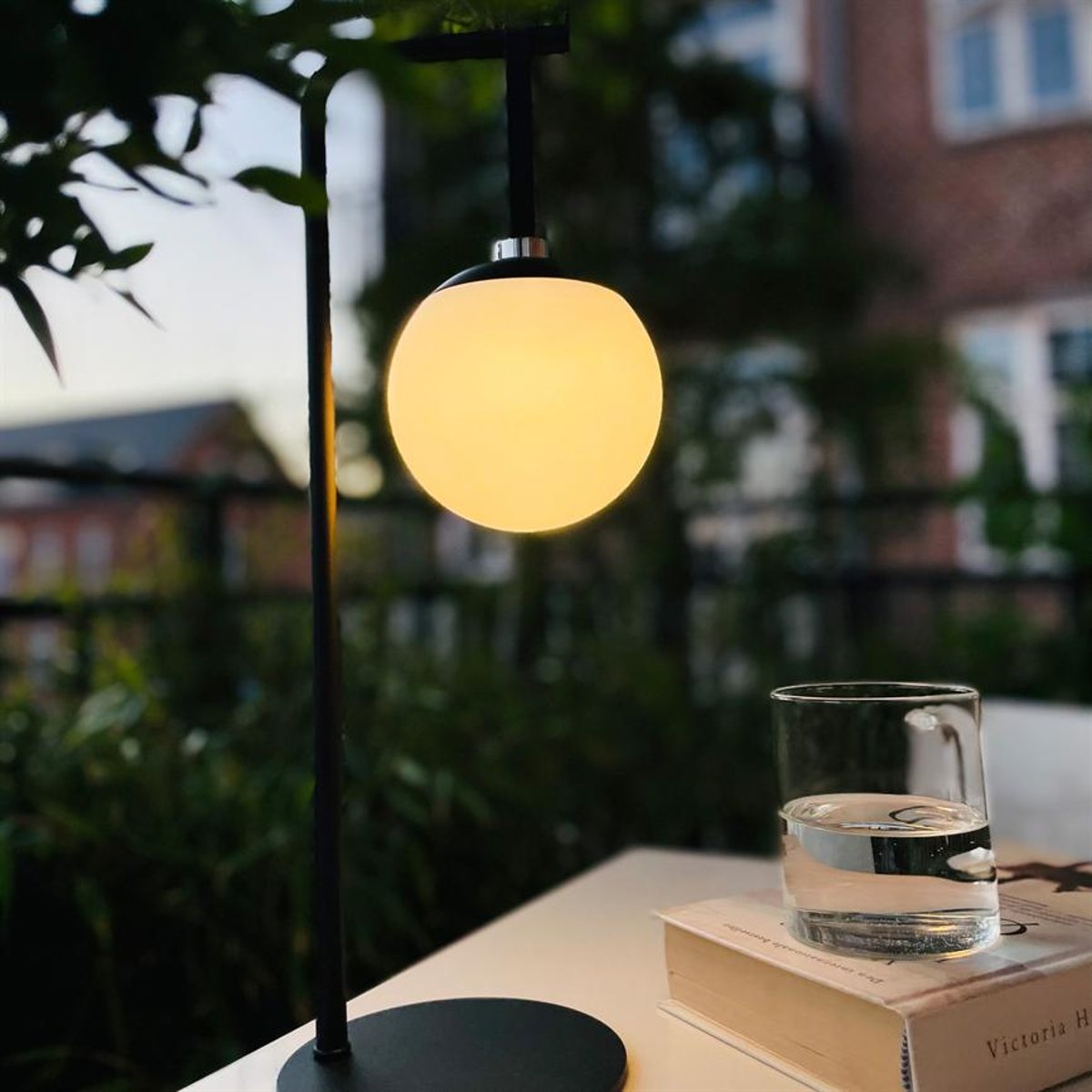 Lampe de table extérieure LED à intensité variable noire/blanche ODIN - Boule lumineuse rechargeable USB-C noir, DYBERG LARSEN