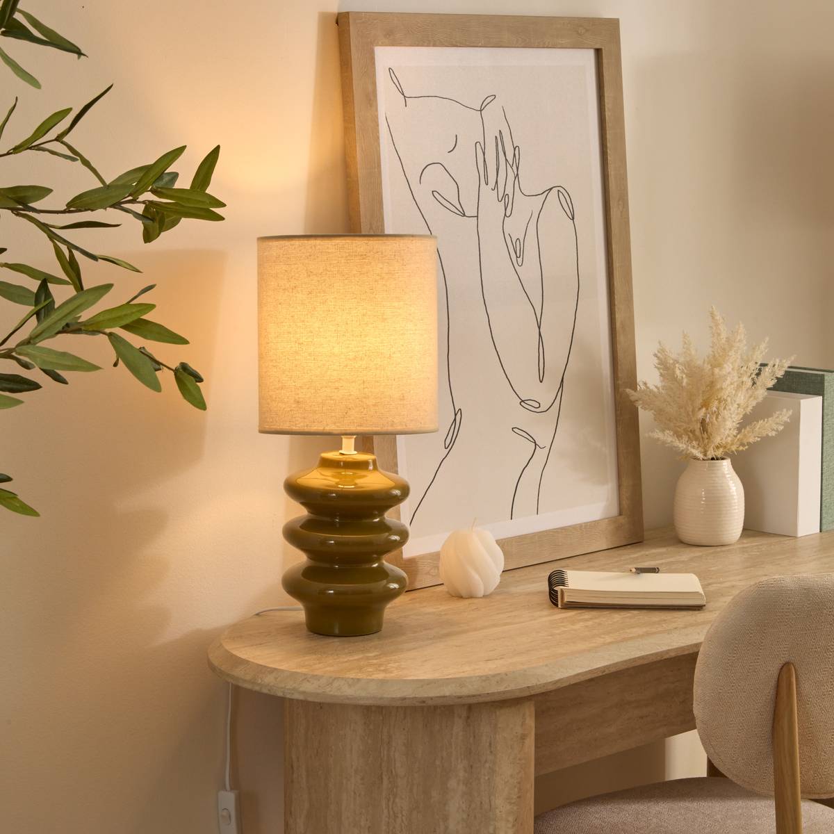 Composition florale artificielle avec vase en grès JAMES blanc, ATMOSPHERA