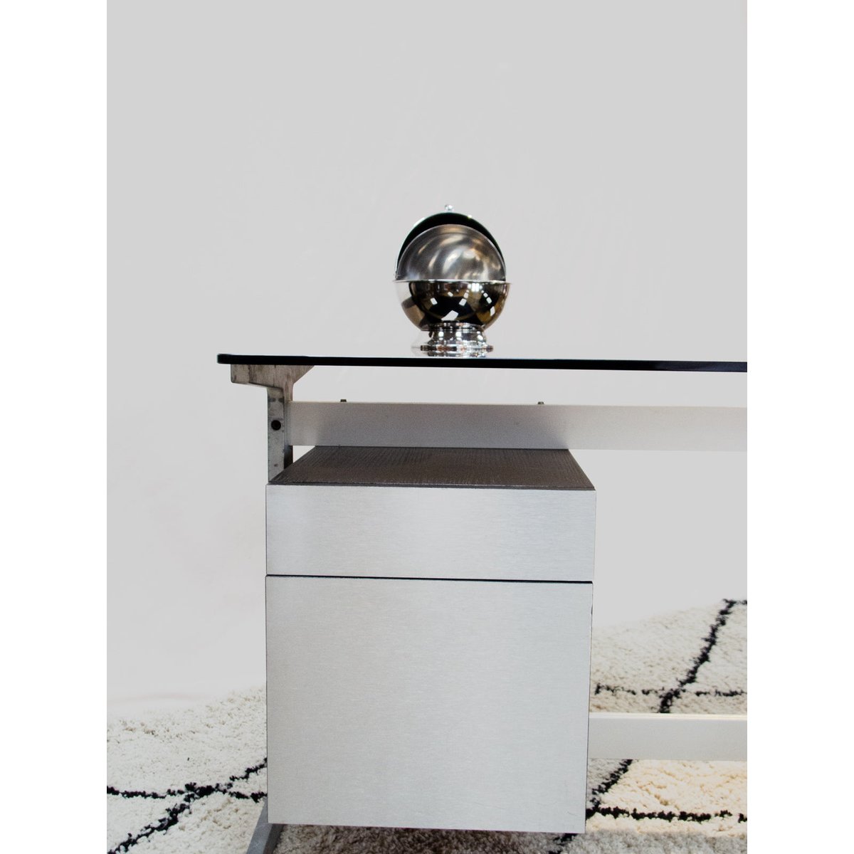 Bureau en fonte d'aluminium et verre fumé Yvan N°594 - Bon état fumé, DEBONGOUT