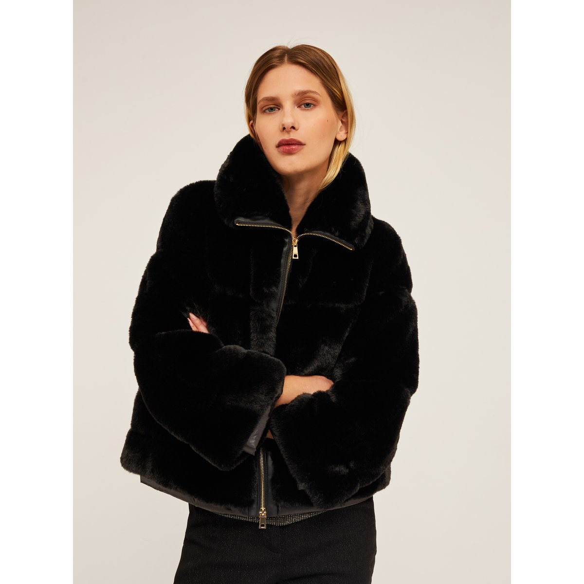 Cape effet peluche avec intérieur rembourré noir, MOTIVI