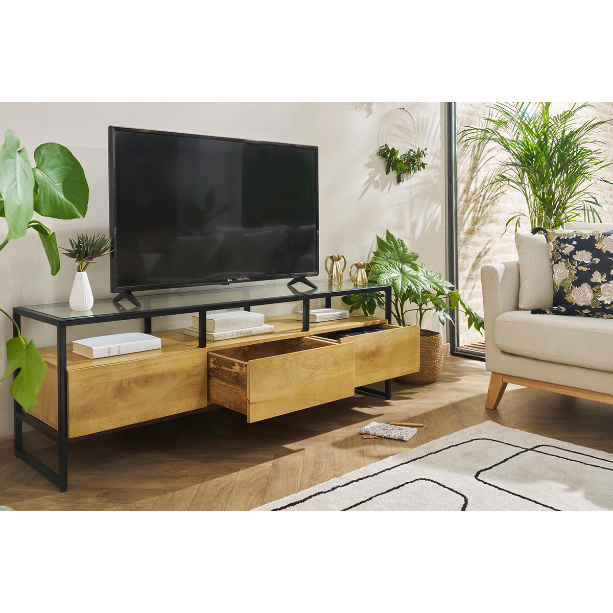 Meuble TV rectangulaire avec rangements en bois manguier massif, verre et métal noir L150 cm DIYA chêne clair, MILIBOO