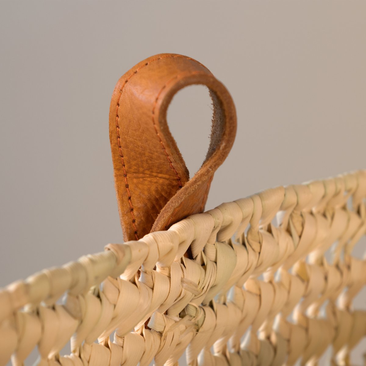 Panier à suspendre demi cercle anse cuir -  LOJI naturel, HOME MAISON