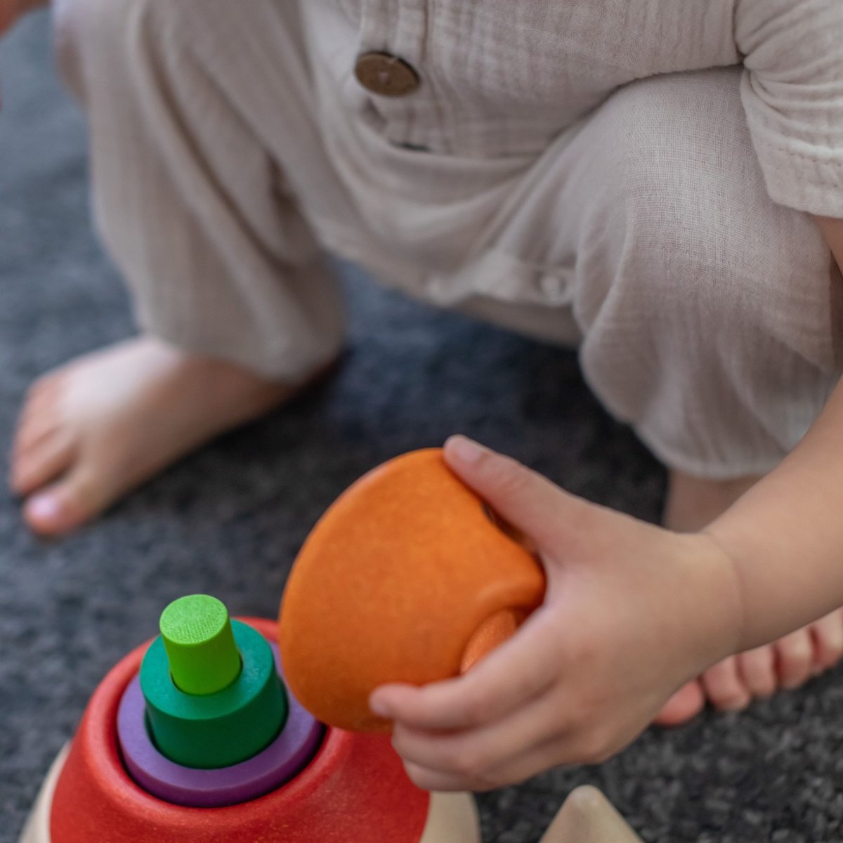 Pyramide à empiler et à encastrer rouge, PLAN TOYS