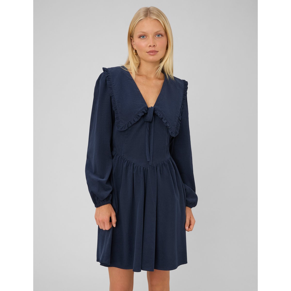 Robe à col volanté bleu foncé, BZB