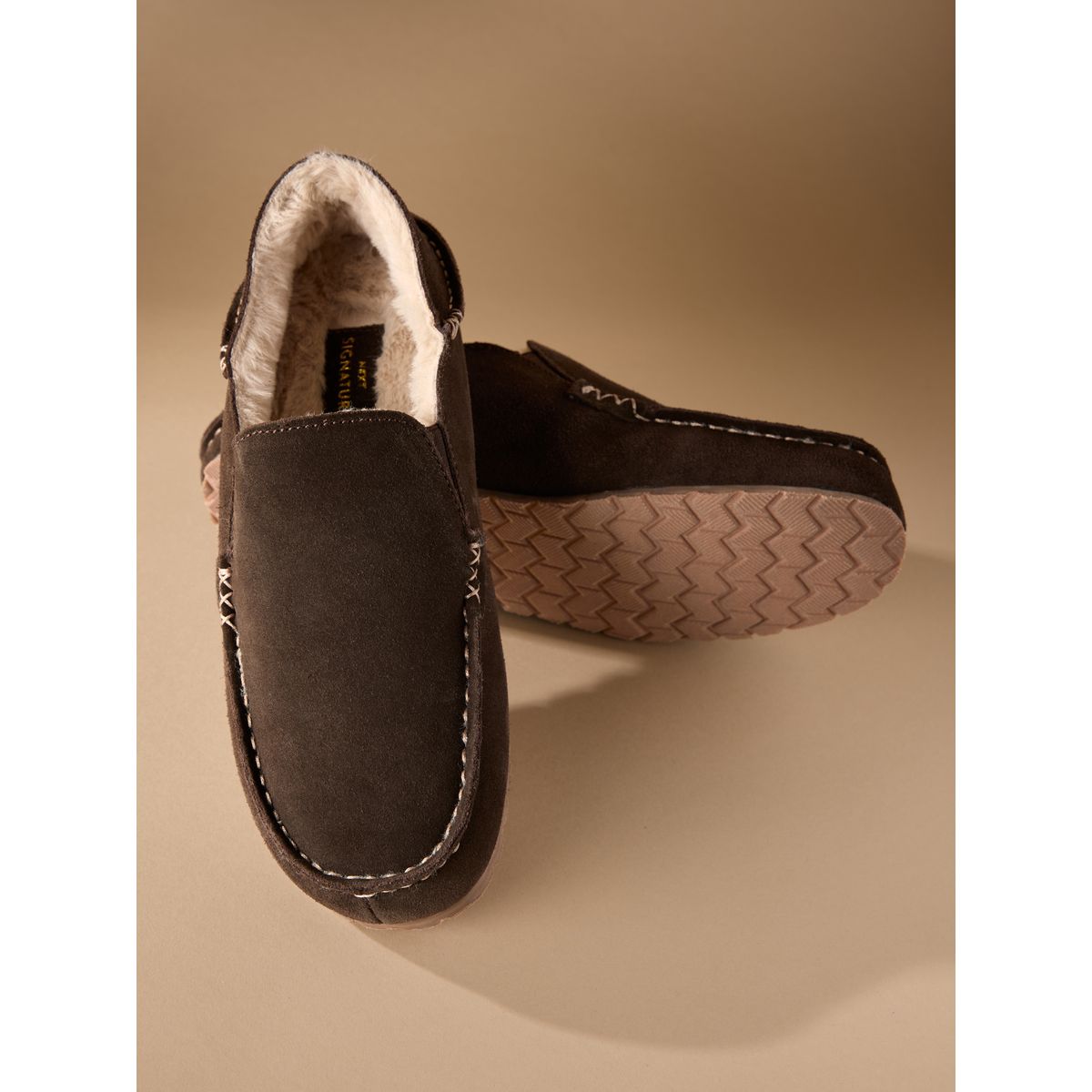 Chaussons mocassins en daim kickdown Signature marron, NEXT