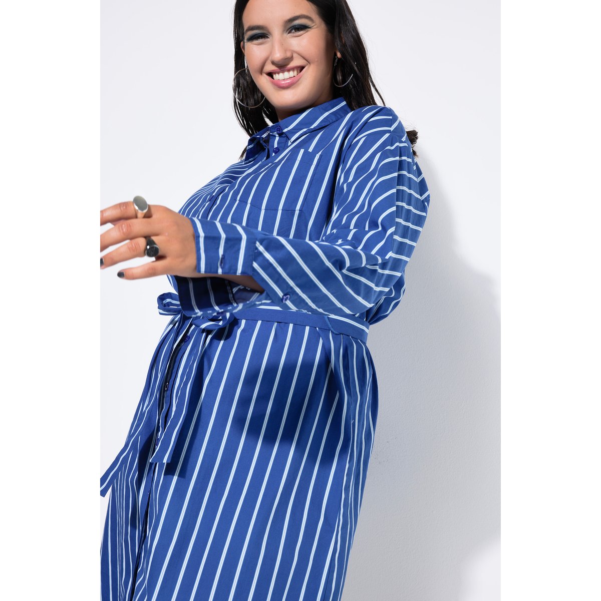 Robe-chemisier midi à rayures. Coupe oversize saphir, STUDIO UNTOLD