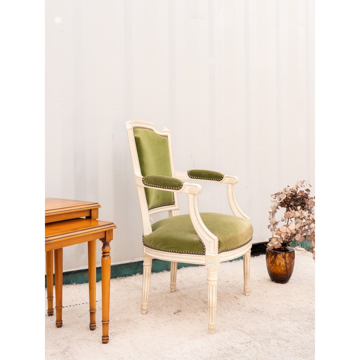 Fauteuil en bois et velours vert Ernest N°1060 - Bon état beige, DEBONGOUT