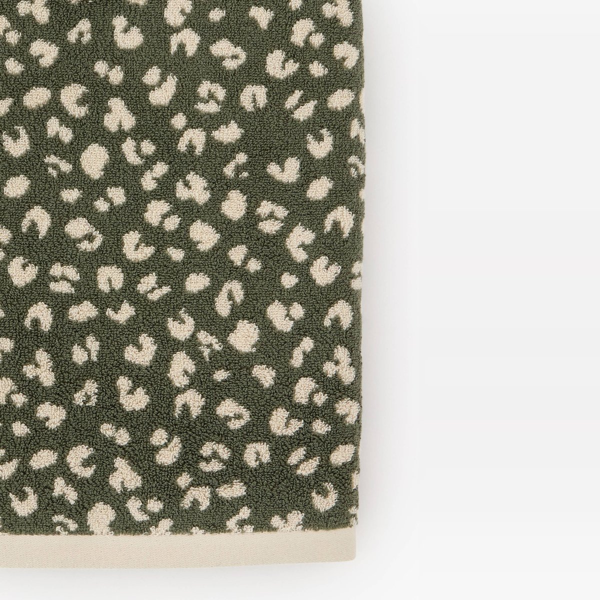 Serviette de toilette, coton BIO motif léopard, camouflage, MONOPRIX