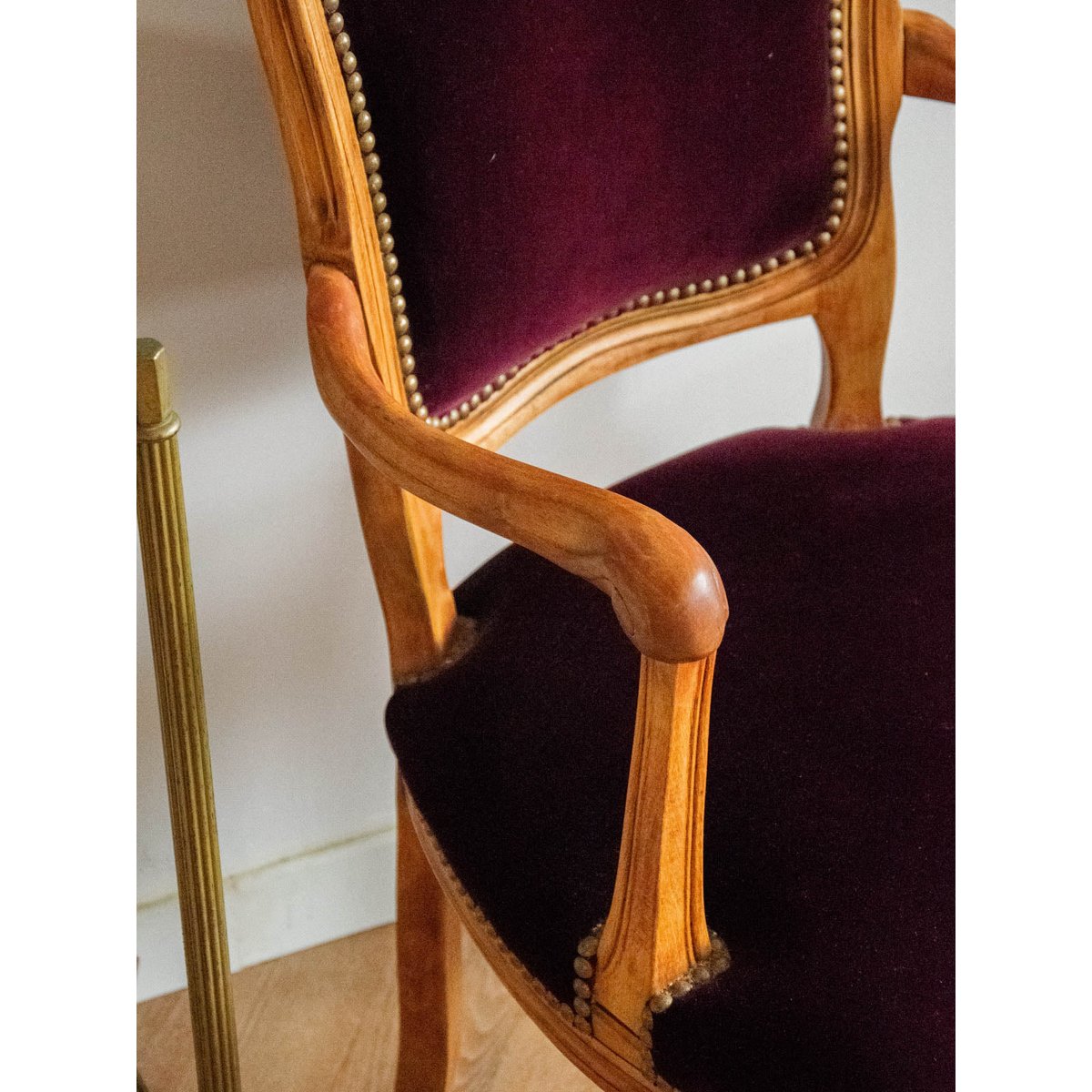 Fauteuil en velours violet Ernest N°689 - Bon état bois clair, DEBONGOUT