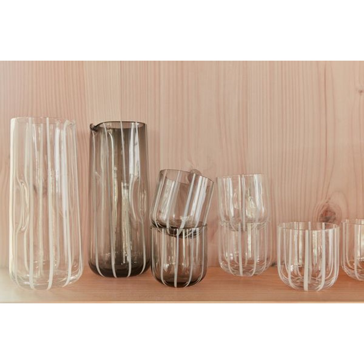 Carafe à eau en verre à rayures LIVING gris, OYOY LIVING DESIGN