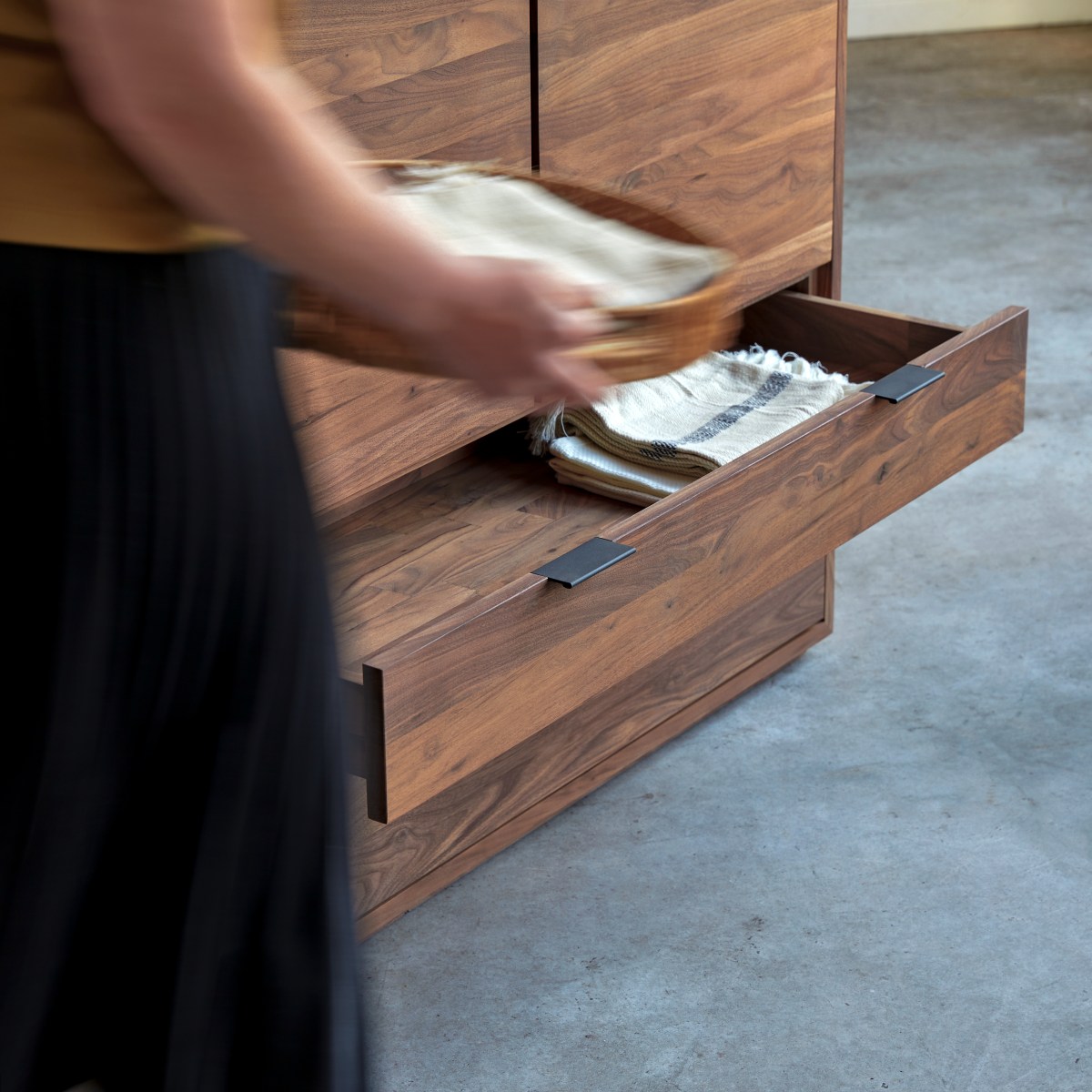 Armoire en Noyer massif, SENSON marron, TIKAMOON
