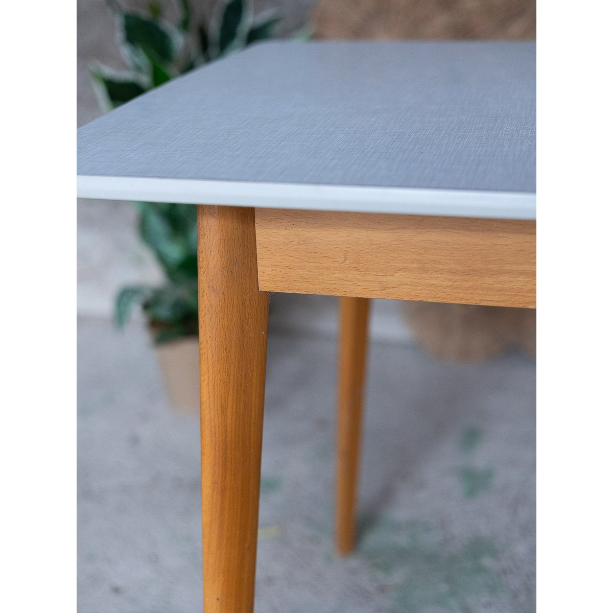 Table à manger scandinave Karla N°1289 - Bon état bois clair, DEBONGOUT