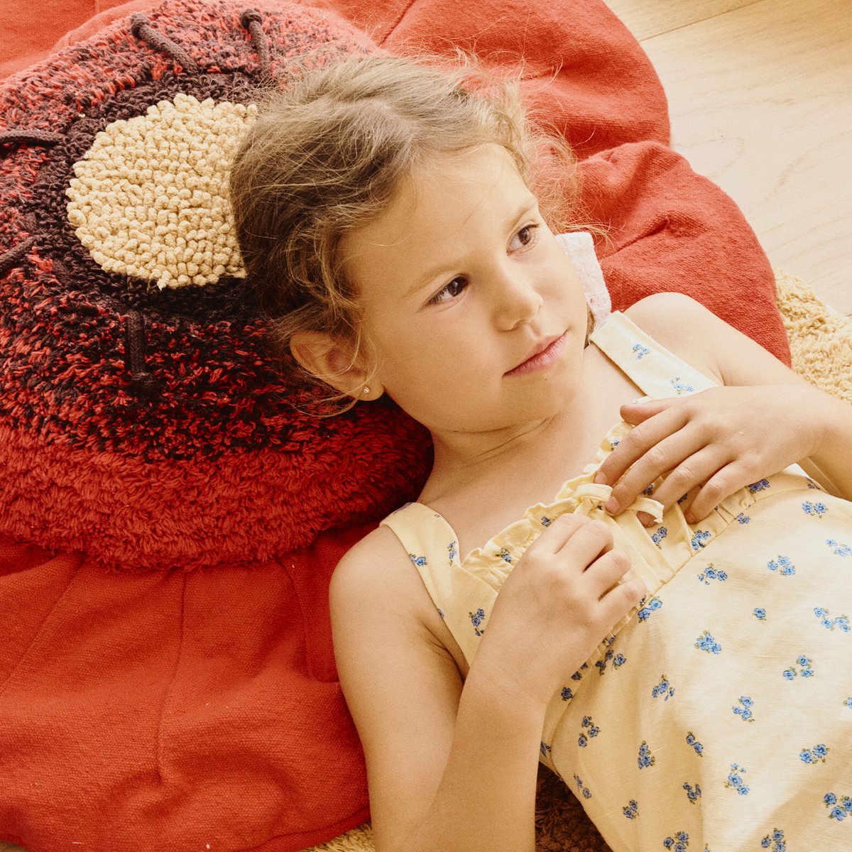 Coussin de sol Coquelicot PETALS & PALS rouge, grain de café, miel, naturel, vert monstera, grain de café, LORENA CANALS
