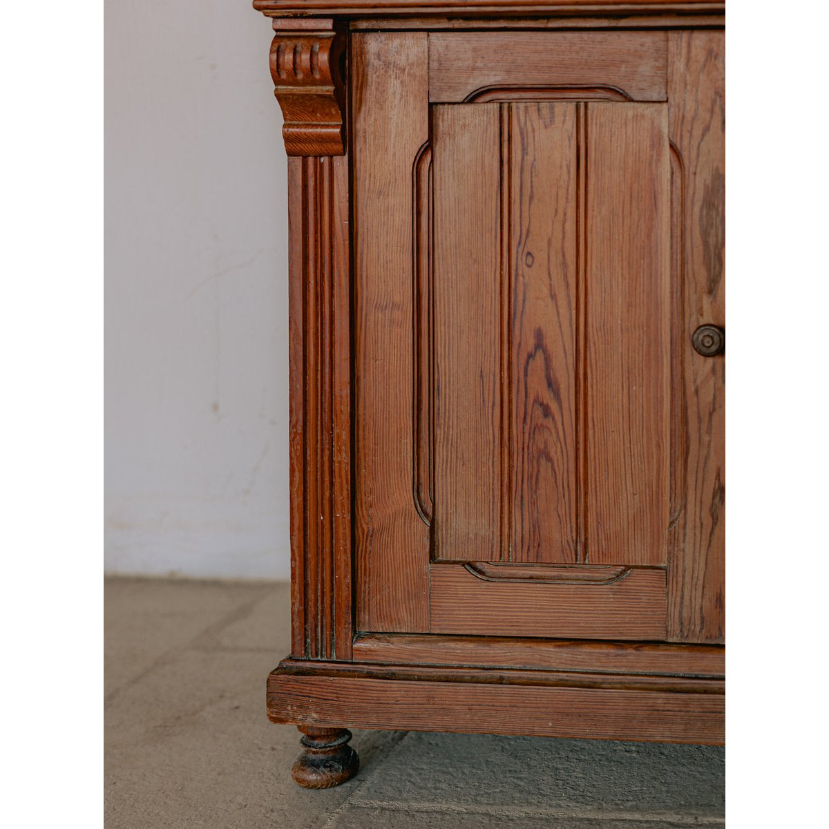 Buffet de rangement avec compartiment en marbre blanc Gilbert N°1714 - Bon état bois foncé, DEBONGOUT