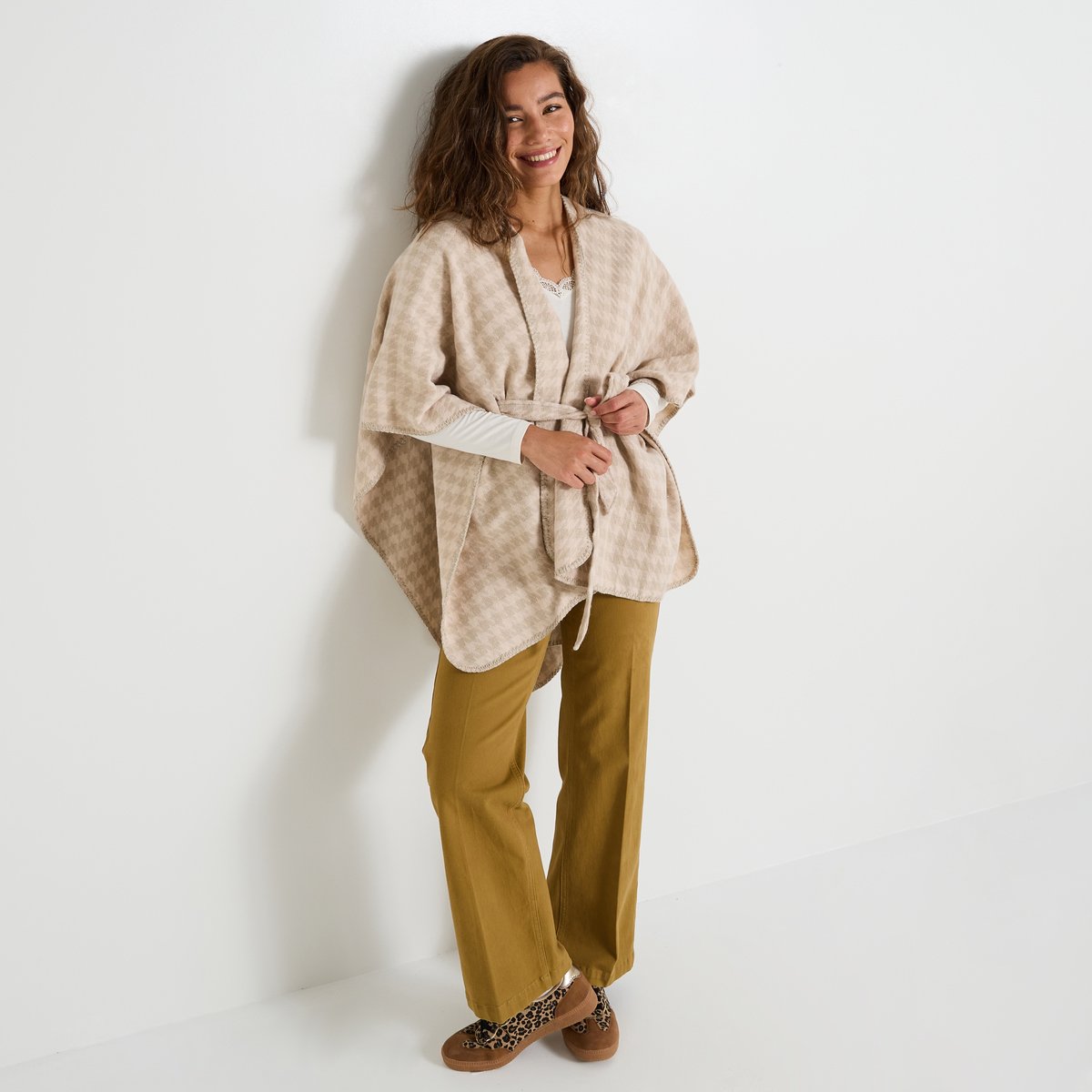 Poncho ceinturé ouvert à l'avant beige, GRAIN DE MALICE