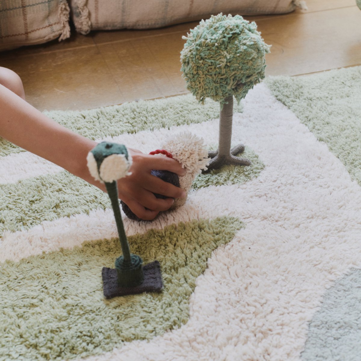 Tapis de jeu lavable Hyde Park WOUF WOUF naturel, matcha, sauge bleue, brun terre, yeux verts, LORENA CANALS