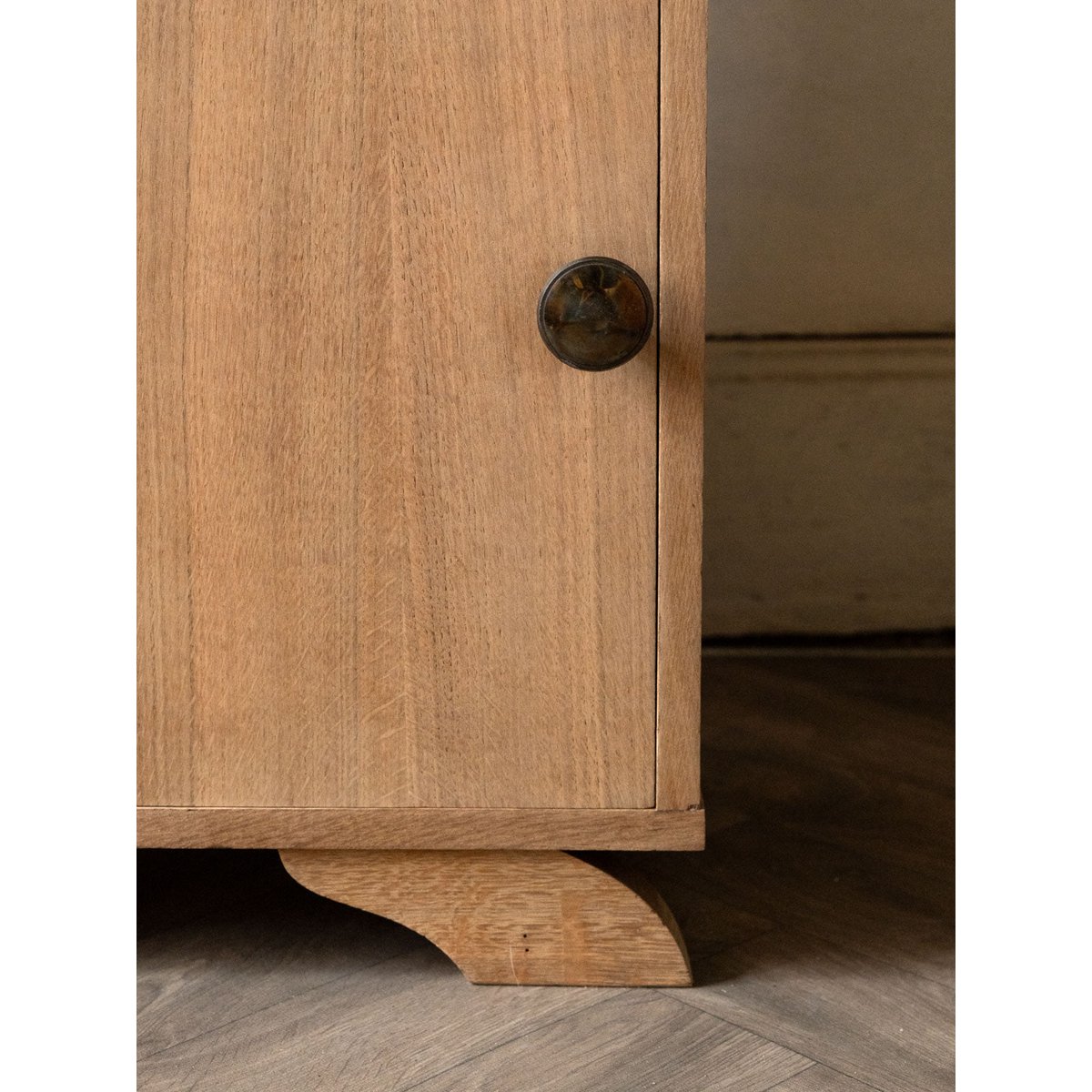 Petit buffet haut en bois Gilbert N°1747 - Bon état bois clair, DEBONGOUT