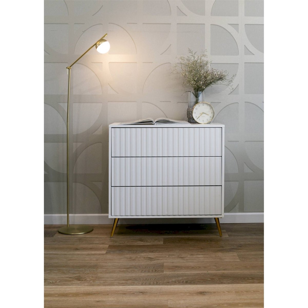 Commode 3 tiroirs façades rainurées BELLO blanc mat et pieds dorés, RECOLLECTION
